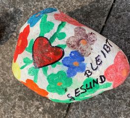 Ein bemalter Stein mit der Aufschrift Bleib gesund