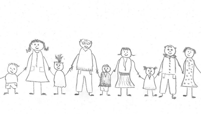 Dargestellt ist eine Bleistiftzeichnung mit fröhlich schauenden Strichmännchen, die Eltern und Kinder darstellen. Alle halten sich an den Händen.