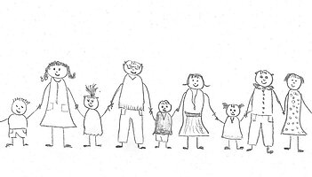 Dargestellt ist eine Bleistiftzeichnung mit fröhlich schauenden Strichmännchen, die Eltern und Kinder darstellen. Alle halten sich an den Händen.